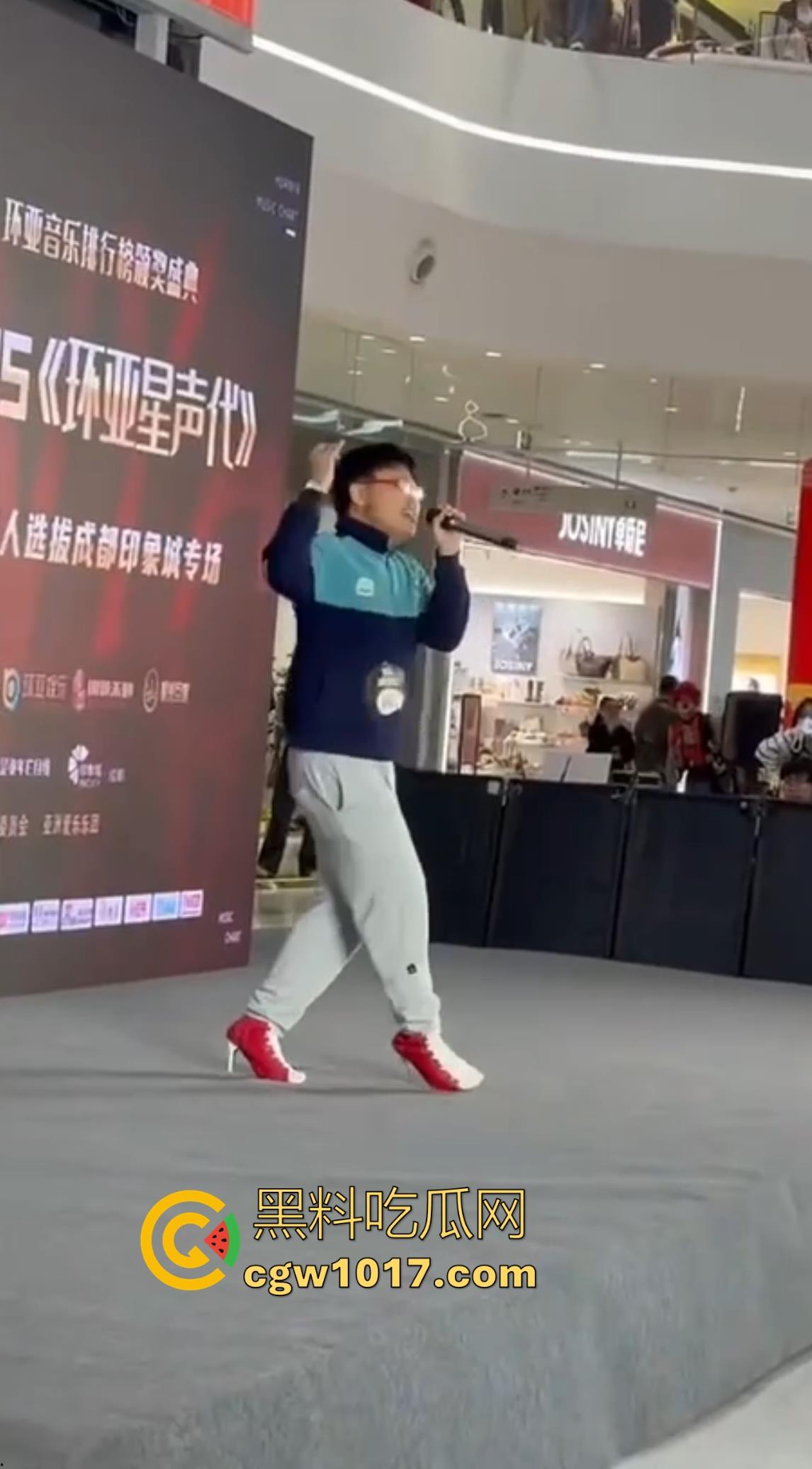 选秀节目再现神人，环亚星声代成都赛区，猛男身穿高跟给你带来【想你的夜】，又是那个挨千刀的把他伤得那么重！-7