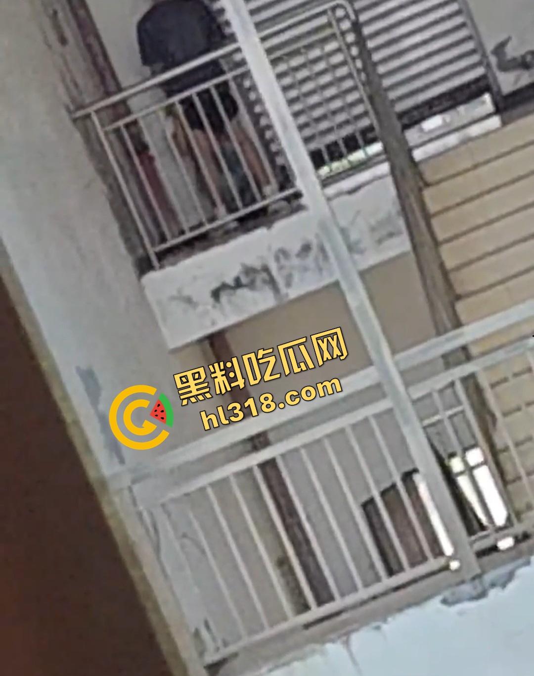 四川仁寿二职中学楼梯活春宫曝光，学生下课十分钟都憋不住，教学楼角落让女友当场口交，光天化日就敢玩！-6