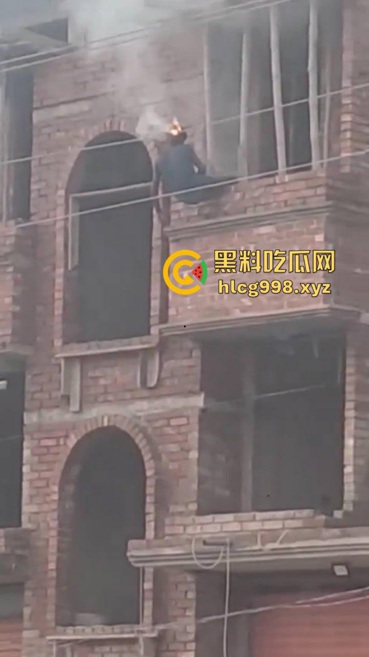 孟加拉男子盖房误触高压线 人当场烤熟 外焦里嫩的看得人头皮发麻-4