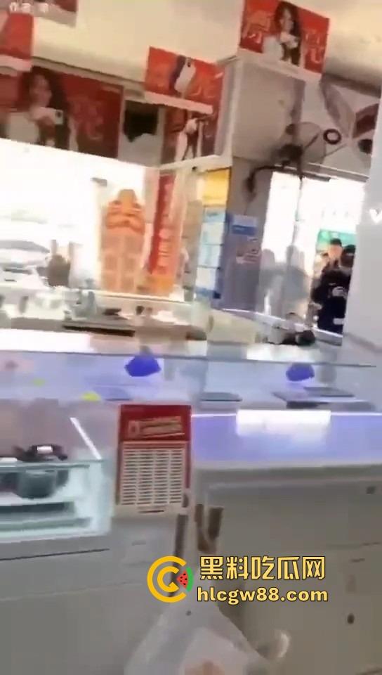 福州平潭惊现黄金大劫案，体育广场光天化日明抢，劫匪嚣张到极点喊着今天要杀人，还自拍发到网上！-9