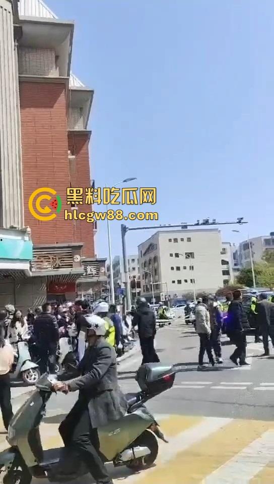 福州平潭惊现黄金大劫案，体育广场光天化日明抢，劫匪嚣张到极点喊着今天要杀人，还自拍发到网上！-11