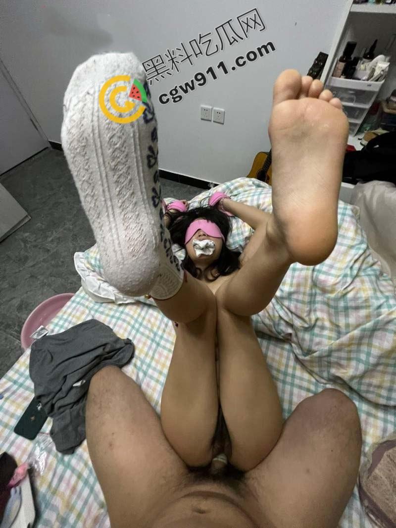 广州清纯学霸【李悦】白天是才女，夜晚化身淫艳女神，被金主无情束缚调教，道具插逼淫荡本性尽情展现-6