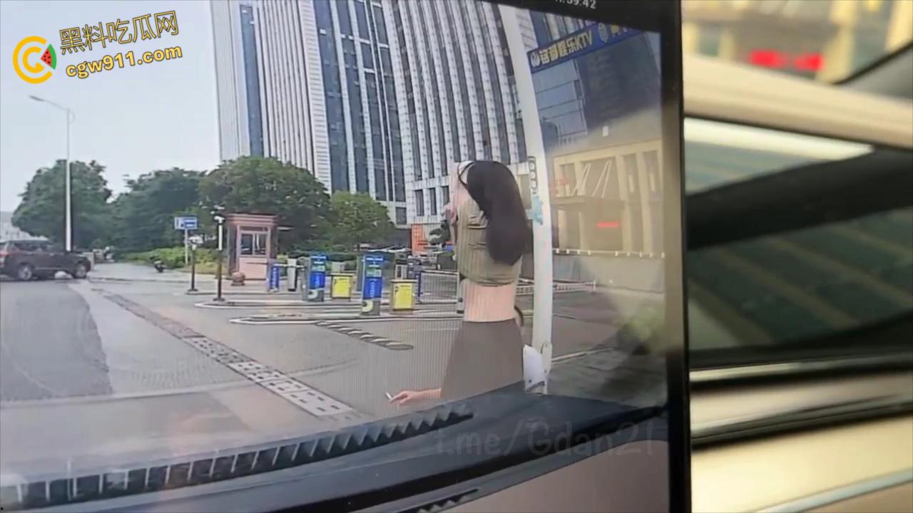 新能源汽车监控画面，小仙女一生气就开始脱衣服，男朋友不要阻拦啊，这是想自己出丑还是丢男友的脸呢 ？-2