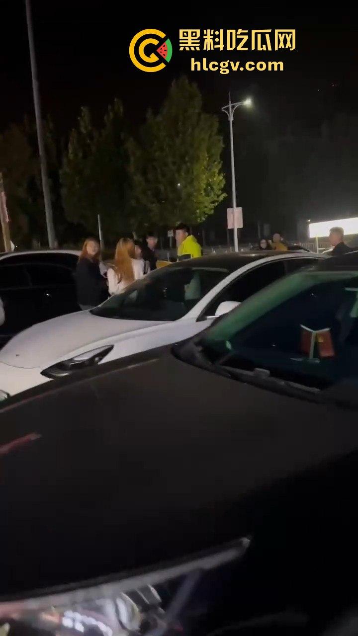 停车场上演钢管群殴！精神小伙围殴他人，结果双拳难敌四手被爆头倒地护头求饶！-4