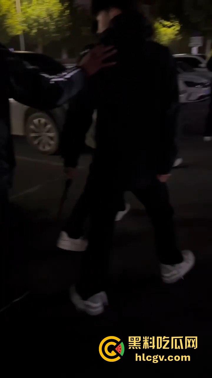 停车场上演钢管群殴！精神小伙围殴他人，结果双拳难敌四手被爆头倒地护头求饶！-7