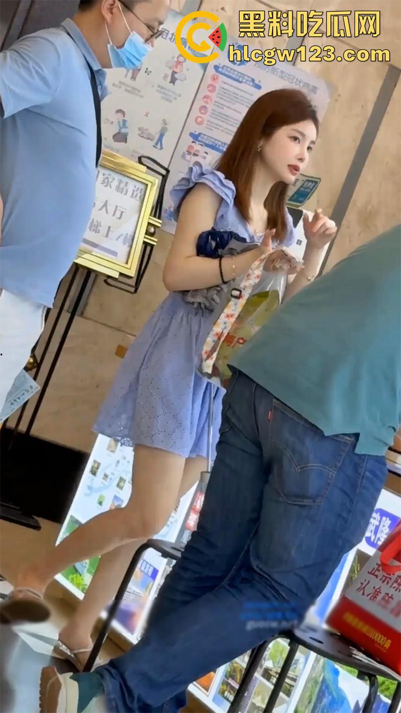 大神冒死抄底偷拍，连衣裙美女和男友逛街，翘臀夹骚内越走越紧，包臀裙美女粉内太诱人了！-3