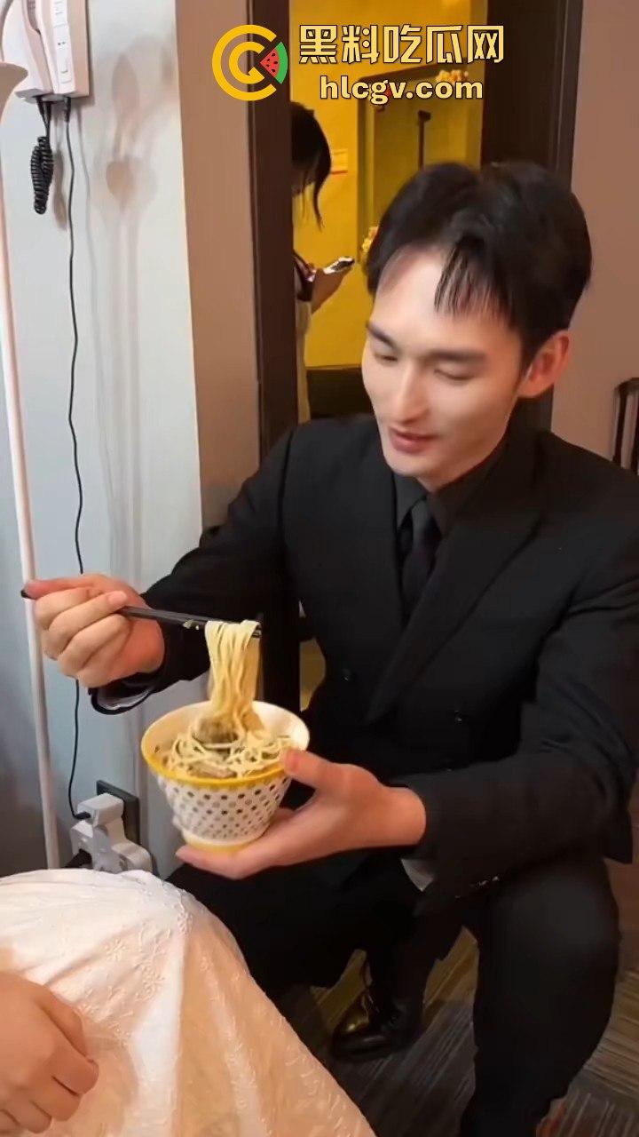 富婆闺蜜团豪爽组队找男模按摩！小仙女们的放松派对不输男的会玩！-2