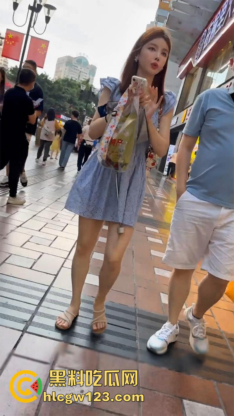 大神冒死抄底偷拍，连衣裙美女和男友逛街，翘臀夹骚内越走越紧，包臀裙美女粉内太诱人了！-5