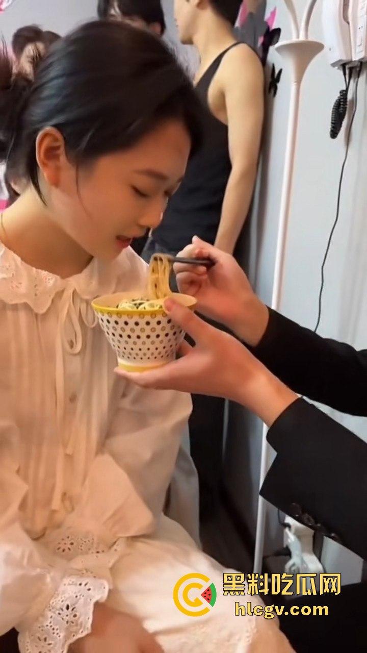 富婆闺蜜团豪爽组队找男模按摩！小仙女们的放松派对不输男的会玩！-7