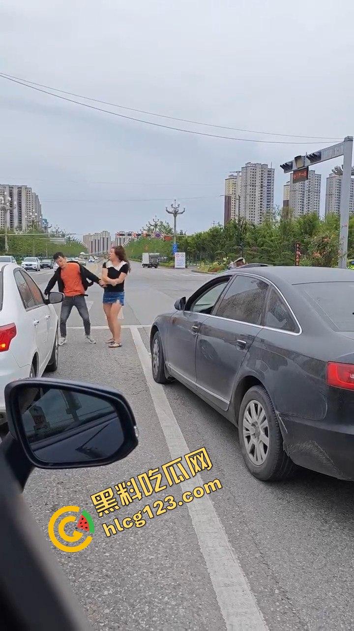 斑马线前路怒症爆发，男女大打出手，打架场面竟如游泳比赛般精彩！-1