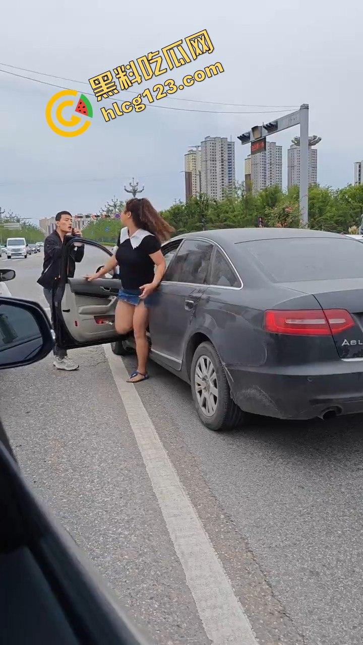 斑马线前路怒症爆发，男女大打出手，打架场面竟如游泳比赛般精彩！-9