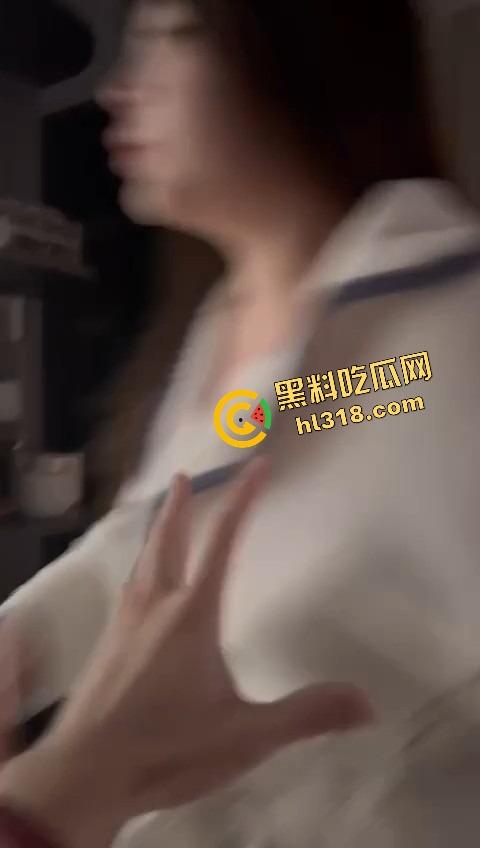 英区流子捉奸名场面,捞女床上被抓现行,一个男友当钱包,一个男友当鸡巴,双线并行享受生活!-8