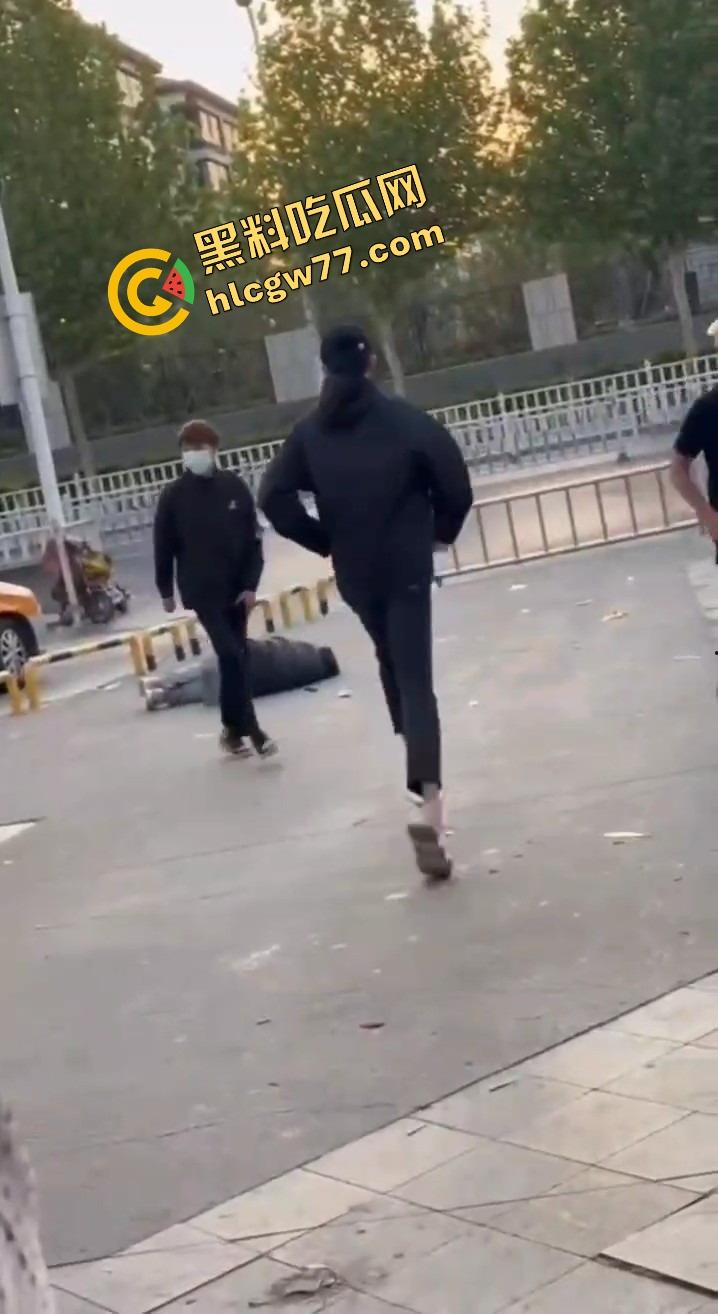 泰安万达精神小伙发疯出事，一言不合打人致死，这年头监狱都快成精神小伙培训基地了！-8