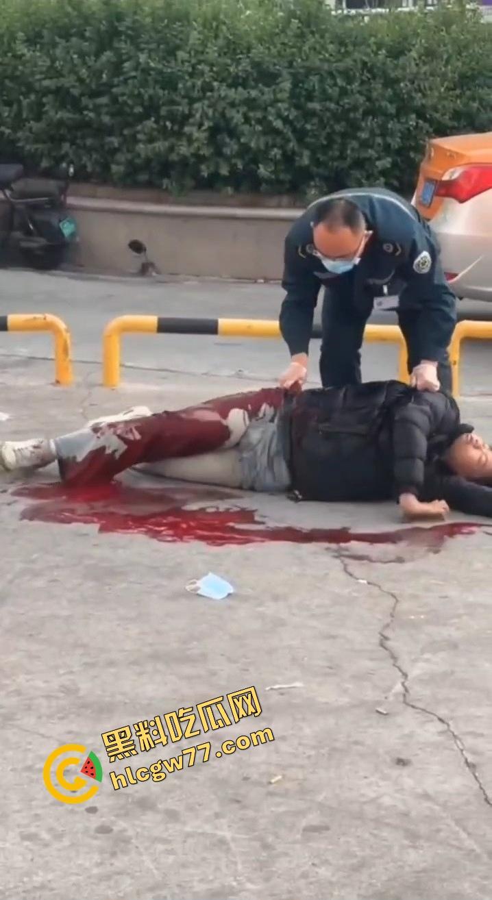 泰安万达精神小伙发疯出事，一言不合打人致死，这年头监狱都快成精神小伙培训基地了！-10