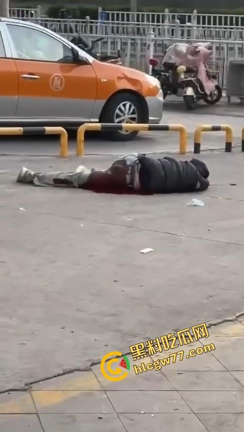 泰安万达精神小伙发疯出事，一言不合打人致死，这年头监狱都快成精神小伙培训基地了！-15