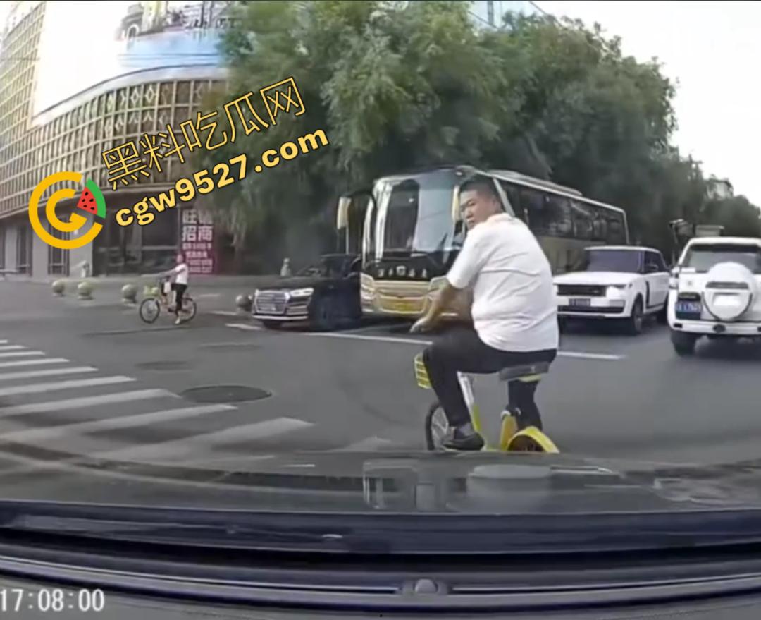 00后小鲜肉怒路症发作！街头反复怒撞大叔，下车继续叫嚣：“ 没人治你， 00后治你”-2