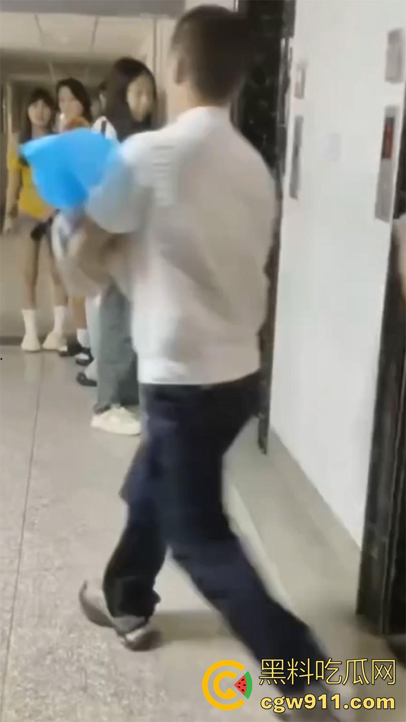 甘肃农业职业技术学院,女大学生宿舍分娩,遭大出血以及送医,做爱欢乐多,生子险送命啊!-3