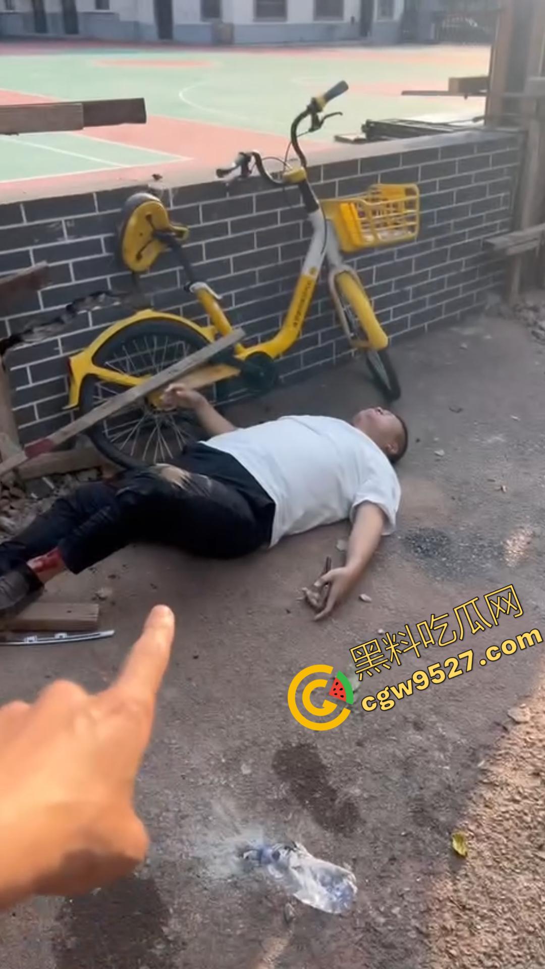 00后小鲜肉怒路症发作！街头反复怒撞大叔，下车继续叫嚣：“ 没人治你， 00后治你”-7