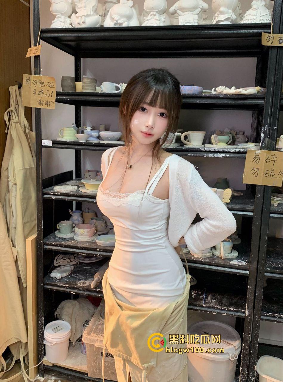 安徽美院【金婉婷】带闺蜜组队找干爹调教，皮鞭伺候拜金女的屁股被抽得像逼一样红，场面骚到不行！-4