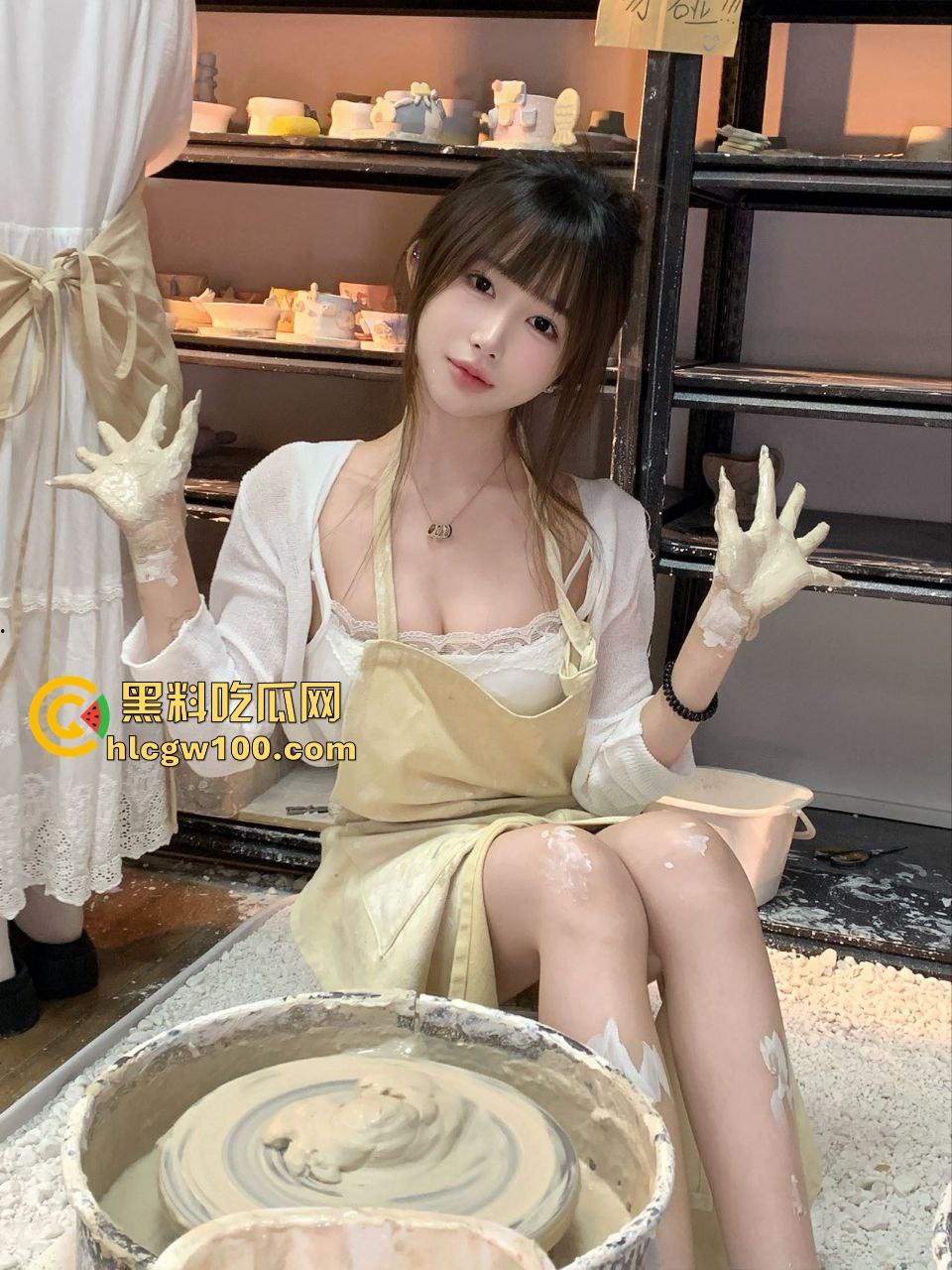 安徽美院【金婉婷】带闺蜜组队找干爹调教，皮鞭伺候拜金女的屁股被抽得像逼一样红，场面骚到不行！-7