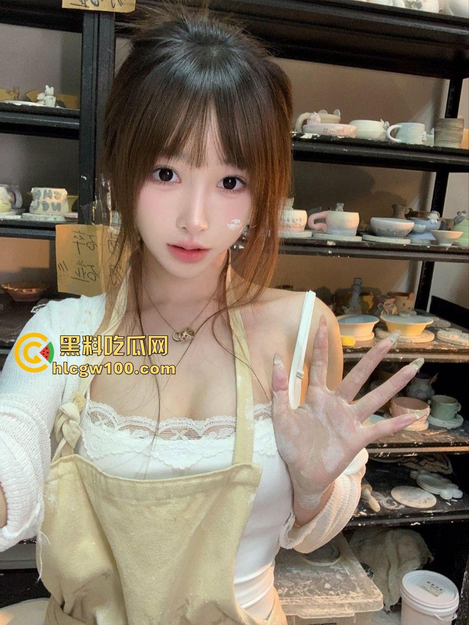 安徽美院【金婉婷】带闺蜜组队找干爹调教，皮鞭伺候拜金女的屁股被抽得像逼一样红，场面骚到不行！-8