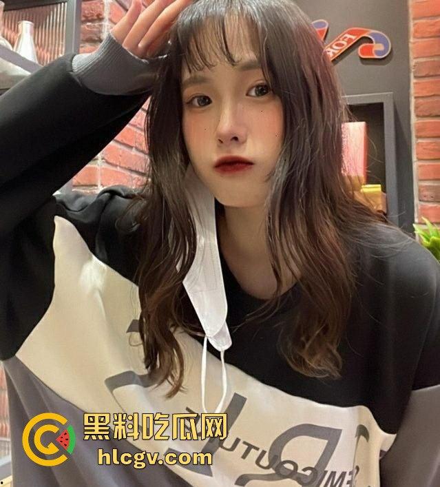 河北秦皇岛美女【江依珊】云盘泄密！自拍吃鸡视频流出，脸都吃变形了，鸡巴在嘴里捣个不停！-2