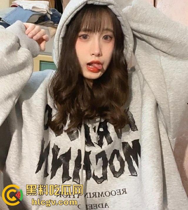 河北秦皇岛美女【江依珊】云盘泄密！自拍吃鸡视频流出，脸都吃变形了，鸡巴在嘴里捣个不停！-4