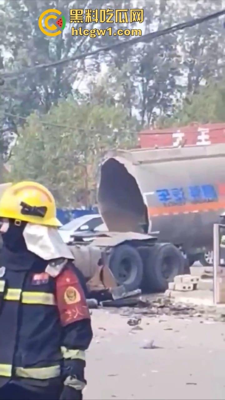 山东滨州一油罐车当街爆炸 肠子脑浆散落一地 人都炸烂了 现场无码视频流出 血腥慎入-6