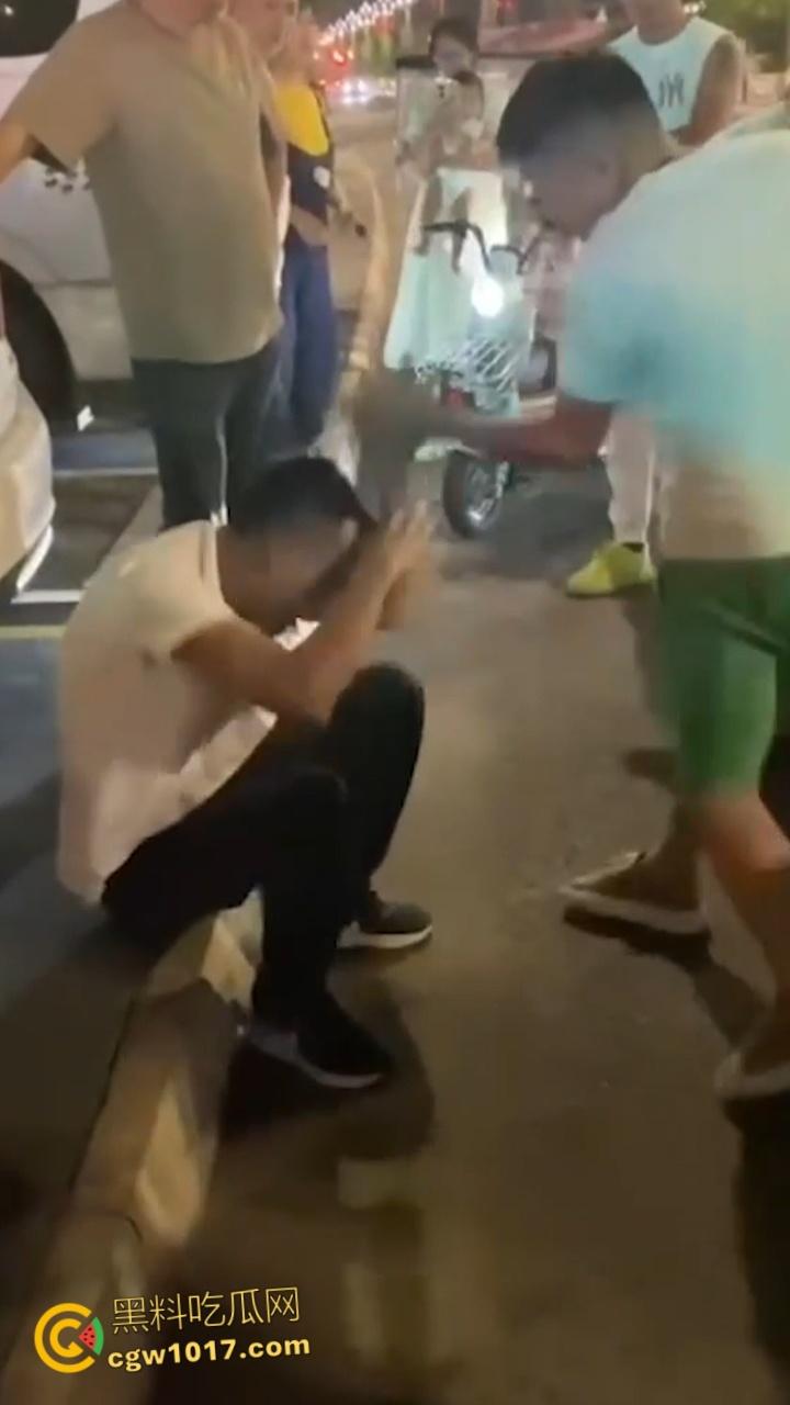 大快人心！眉山市变态每天给小妹妹转二十块钱，时机成熟约小妹妹到线下，被女孩爸爸发现后围堵爆揍！-6