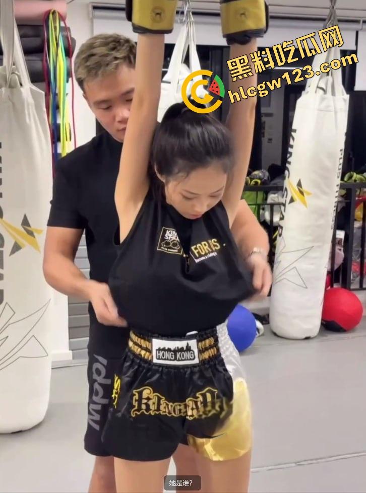 拳王变拳交王？香港猛男【罗祖胜】被爆3P操骚模，奶子像蜜桃，双飞玩疯了奶被打得啪啪响！-10