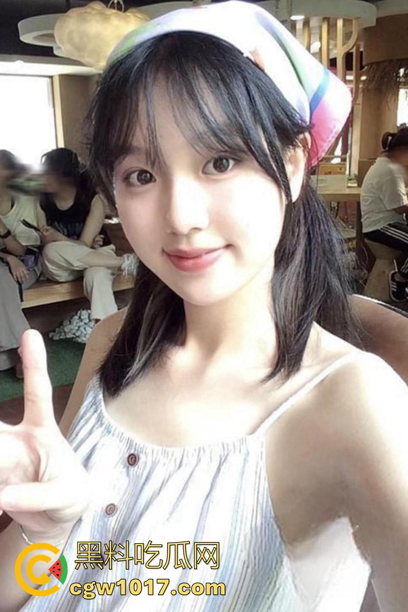 成都中医药大学，反差婊【满雨涵】，颜值超清纯的甜美嫩妹，被调教成母狗，在宿舍自拍露奶，结果视频遭曝光！-4