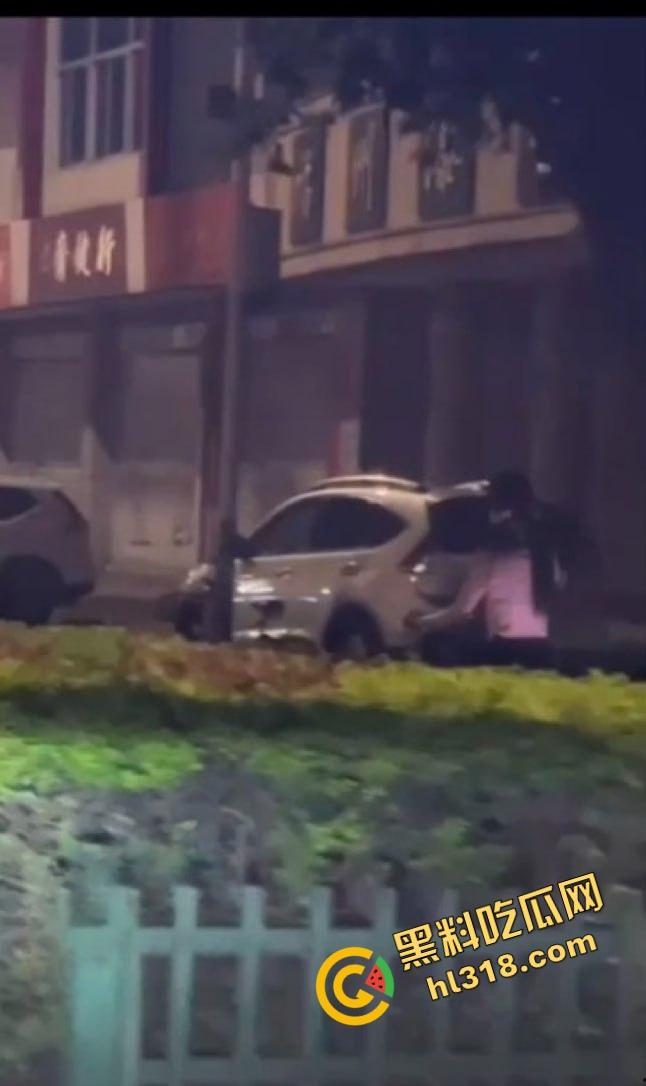 制服少女深夜骑行骚操作，街头大胆露出肉棒插共享单车坐垫自慰，假鸡巴插在体内骑车动作怪异引路人侧目！-7