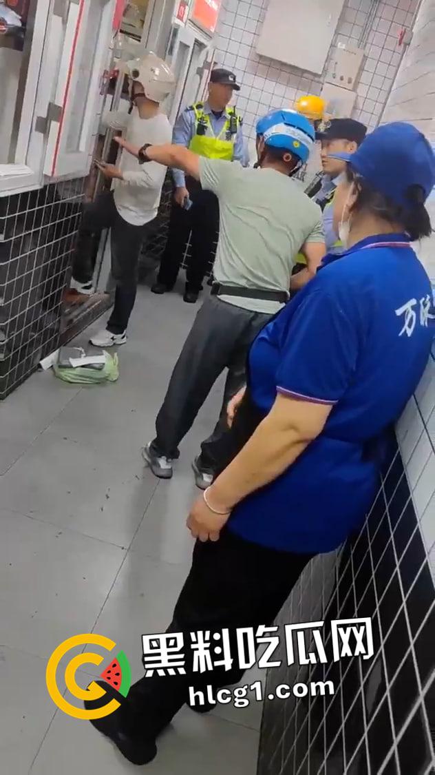 三年挣百万的外卖小哥又挨打了！餐厅取餐被同行围攻  被炒起来的小丑人人喊打-4