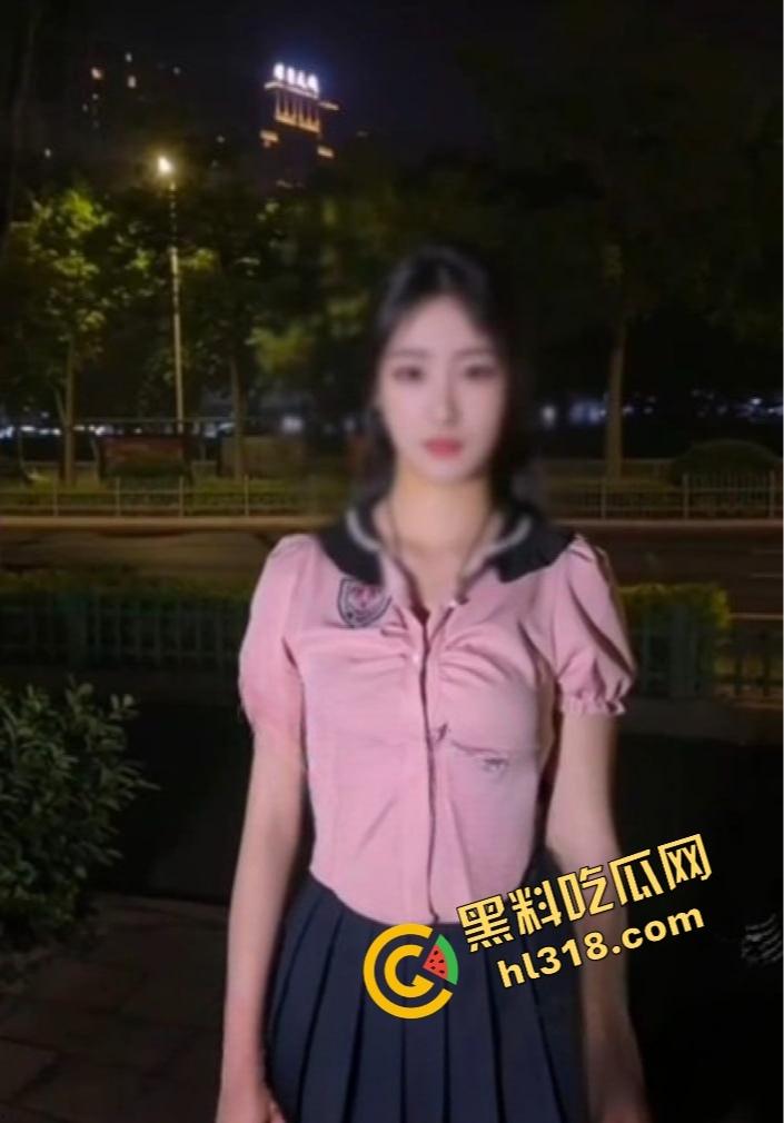 制服少女深夜骑行骚操作，街头大胆露出肉棒插共享单车坐垫自慰，假鸡巴插在体内骑车动作怪异引路人侧目！-9