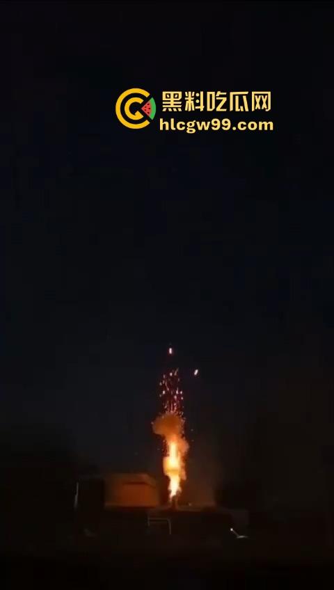 烟花爆炸翻车，观众变成靶子，本来看烟花秀，结果被烟花秀了一脸，慢一步直接喷成烟火人！-1