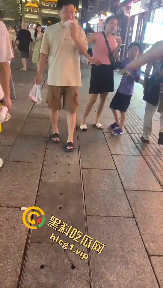 襄阳古城老爷子大庭广众下摸女孩隐私部位，还狂言摸一千个人都没人能管我！-1