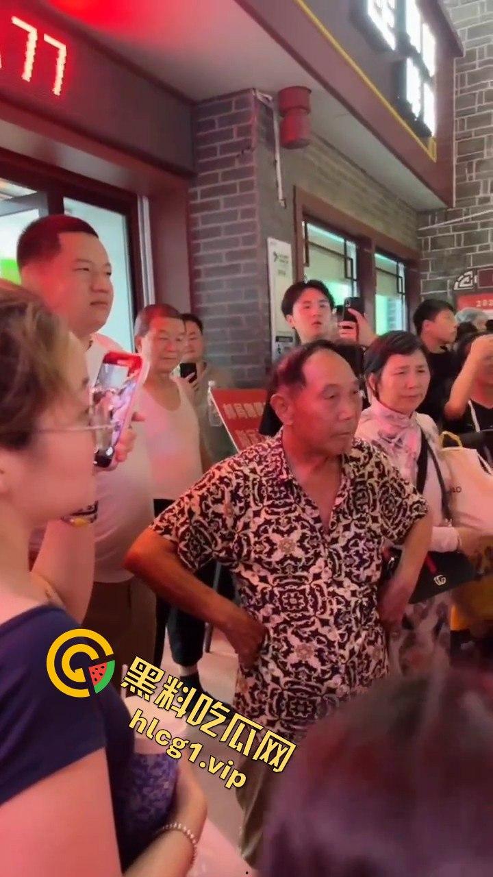 襄阳古城老爷子大庭广众下摸女孩隐私部位，还狂言摸一千个人都没人能管我！-8