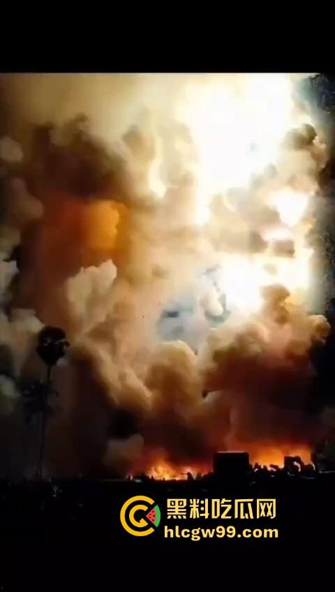 烟花爆炸翻车，观众变成靶子，本来看烟花秀，结果被烟花秀了一脸，慢一步直接喷成烟火人！-11