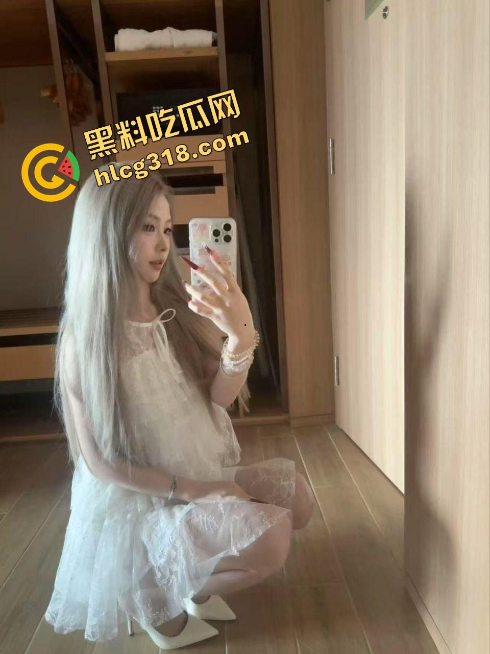 南昌技校大长腿学姐『赵曼曼』骚脚白虎夹屌被操到喷水，大长腿架头顶姿势真他妈绝，内射姿势太骚了！-2