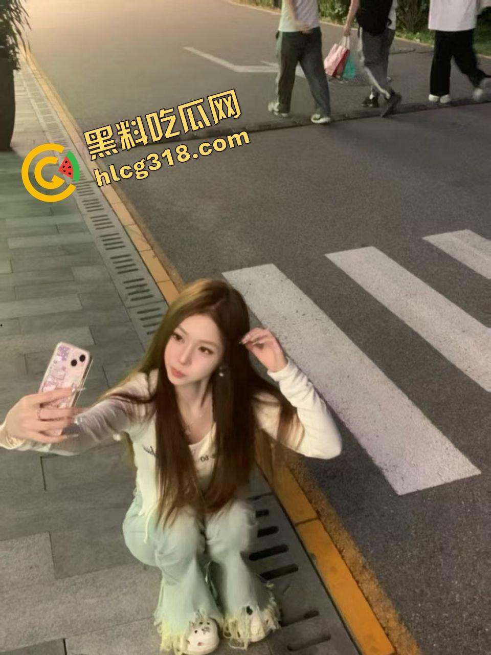 南昌技校大长腿学姐『赵曼曼』骚脚白虎夹屌被操到喷水，大长腿架头顶姿势真他妈绝，内射姿势太骚了！-4