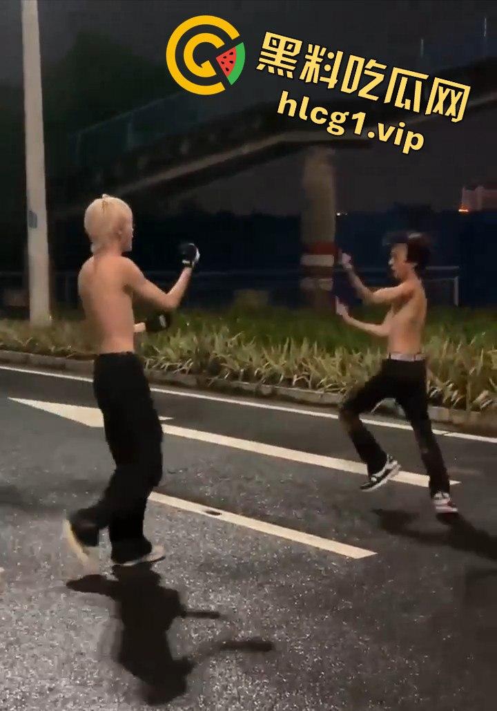 街头乱斗猴王争霸，两只精神瘦猴子大打出手，围观群众目瞪口呆！-8