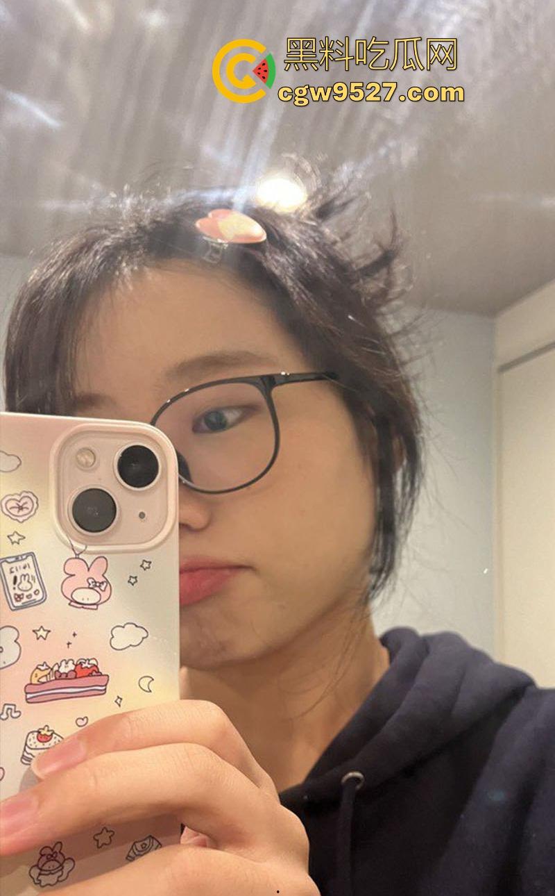 湘潭大学极品眼镜妹【林晴怡】与好兄弟一起尝试激情3P，反差小母狗前后夹击，深喉吞精反差到极致！-1