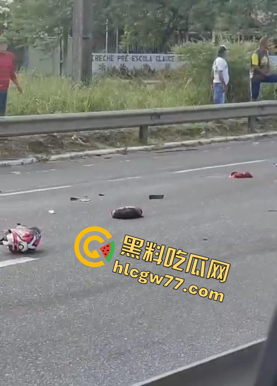 巴西若昂佩索阿摩托车手脸撕裂头断身碎！血腥车祸脸直接撕裂开，路人还想上去捡肾脏！-4