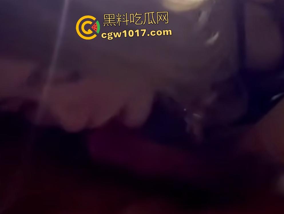 开保时捷帕梅约刚成年的妹子，车上掏鸡巴主动舔舐，乳交金主教两下就精通，还挺有天赋的嘛！-8