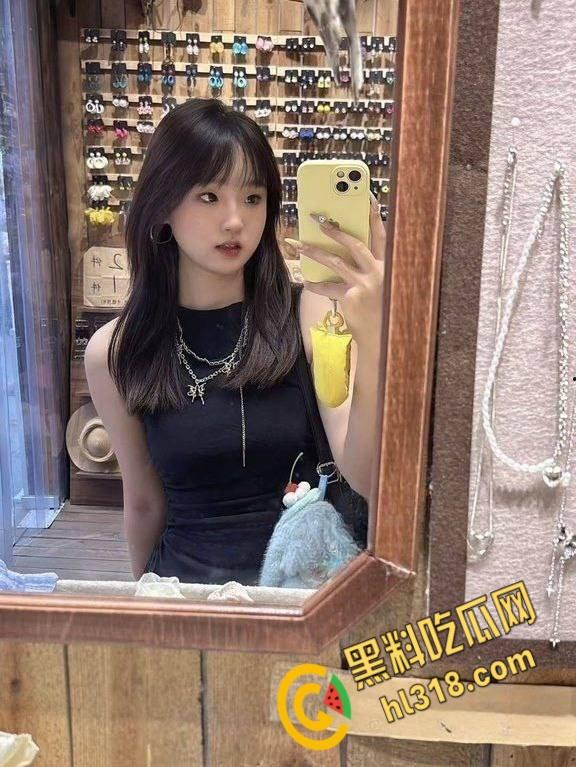 湖北经济学院【李媛媛】，大尺度自拍黑丝白丝自慰，蕾丝JK道具狂插骚逼，谁不想干嫩嫩小妹妹 ！-1