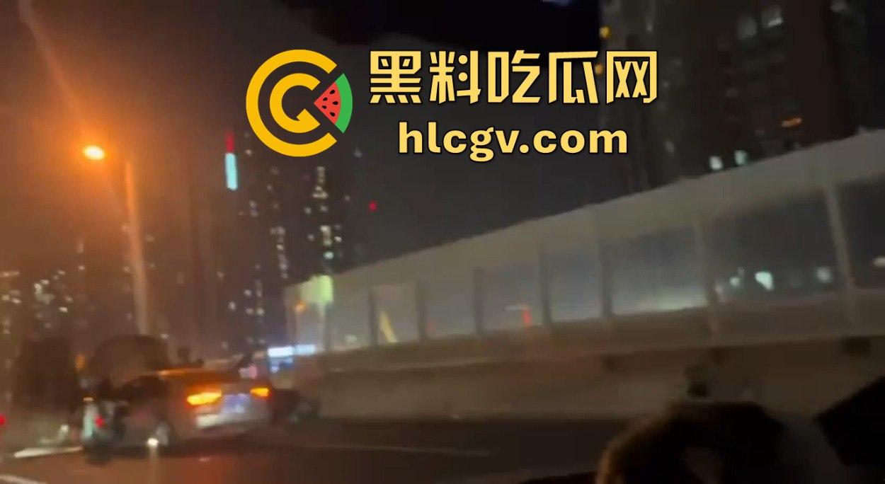 全网疯找风衣奥迪姐！晚风拂黑发，奥迪掀半挂A4稳坐高速，一掀半挂成神作，优雅永不过时！-16