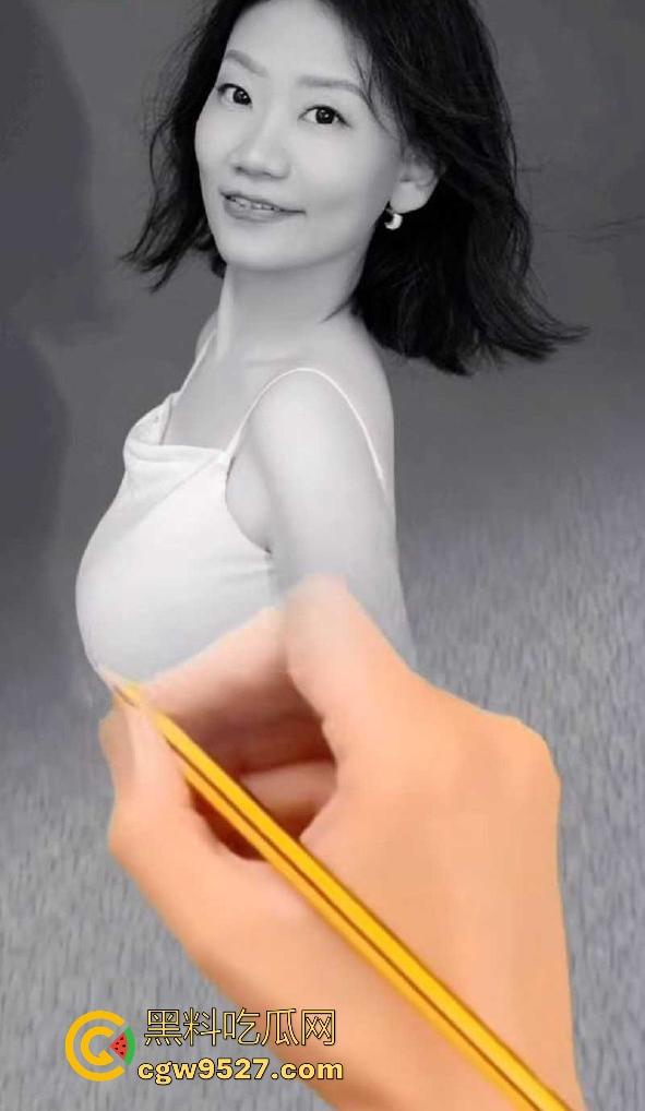 抖音熟女网红【丹姐】双视角直播曝光，激情扭动，青涩脸庞反差色情，边脱边操尺度炸裂，姜还是老的辣！-5