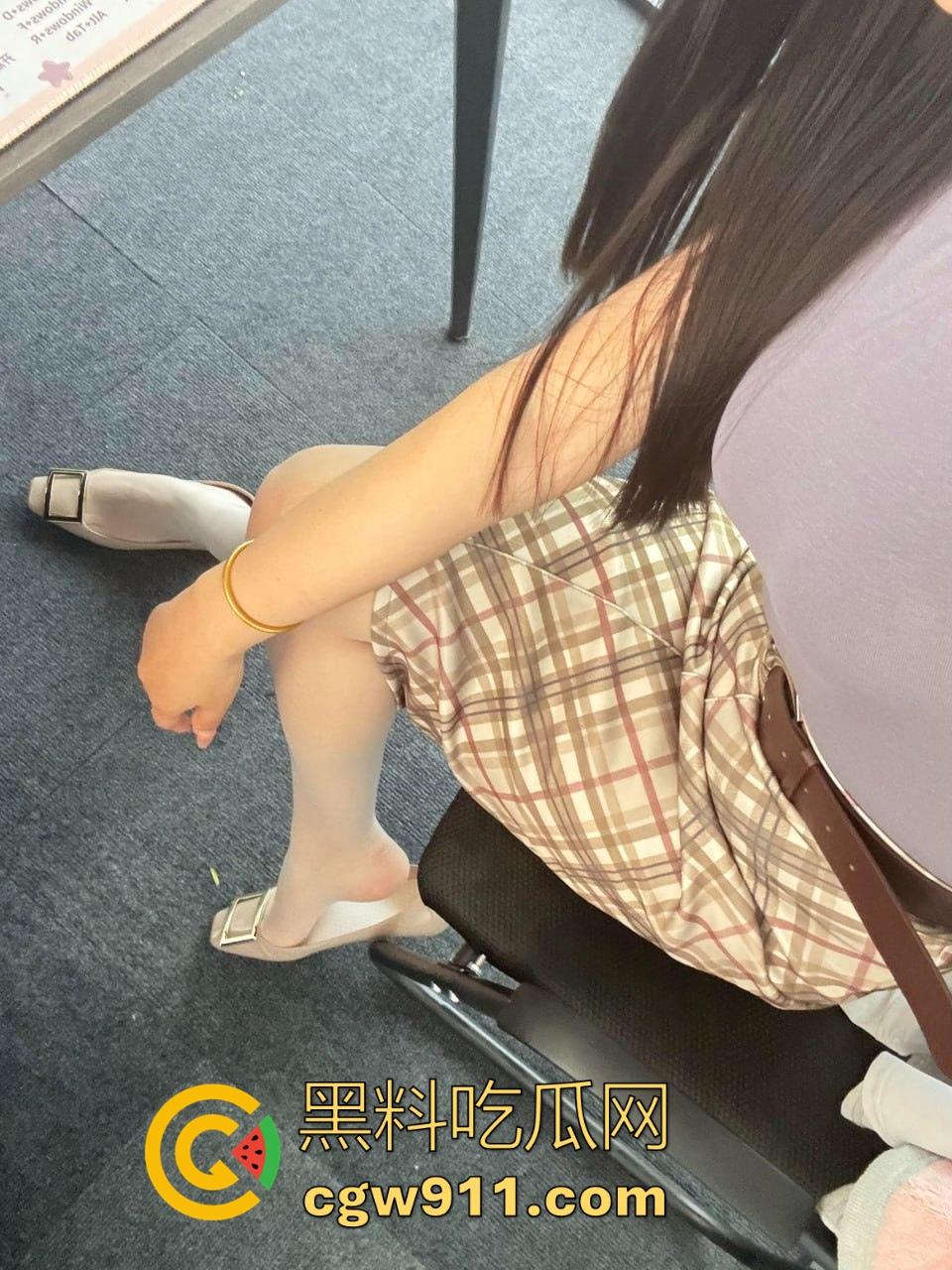 网恋半年的和平精英网友终于奔现啦！二话没说见面就是插，这妹子做爱期间也不浪费时间开一把！-3