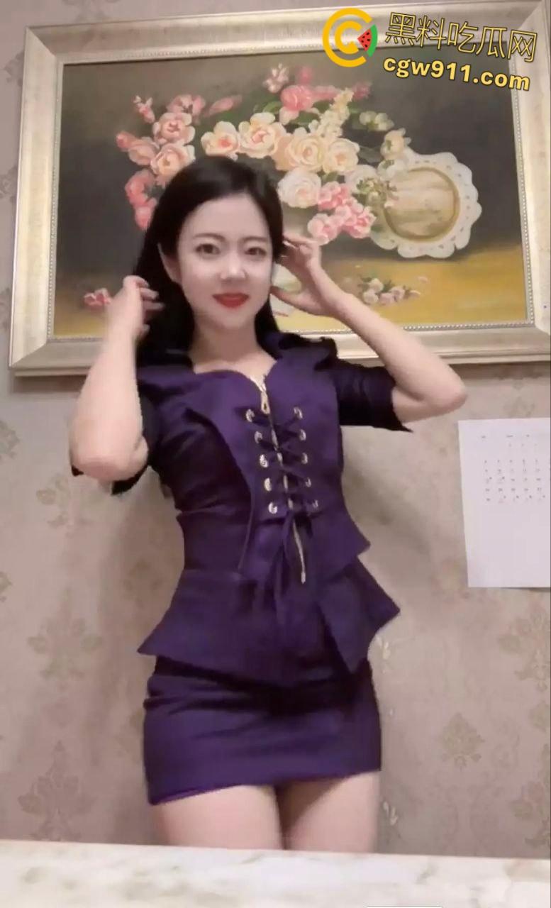 抖音35w粉丝网红【邱教授】，金主定制视频泄露，穿着各种情趣制服性感骚舞，还与金主1v1裸聊 ！-2