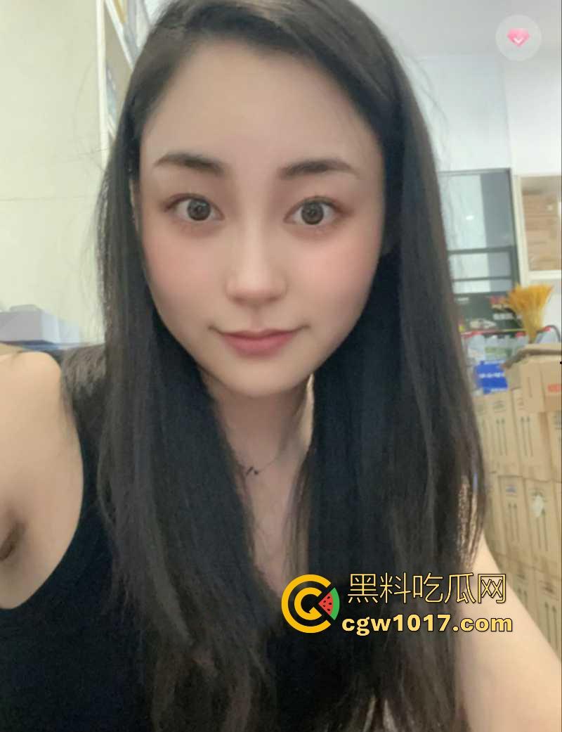 河南高挑骚逼营销【陈奕莹】清纯少女私下却是淫荡的母狗，在家发骚与人裸聊等操，全程露脸揉搓，这逼是真的黑啊！-7